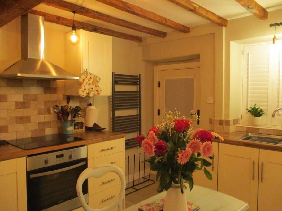 1800 Period Grade 2 Listed Cottage Addingham Eksteriør billede