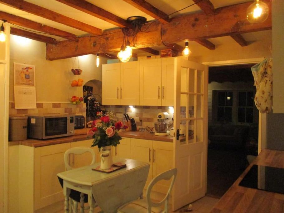 1800 Period Grade 2 Listed Cottage Addingham Eksteriør billede