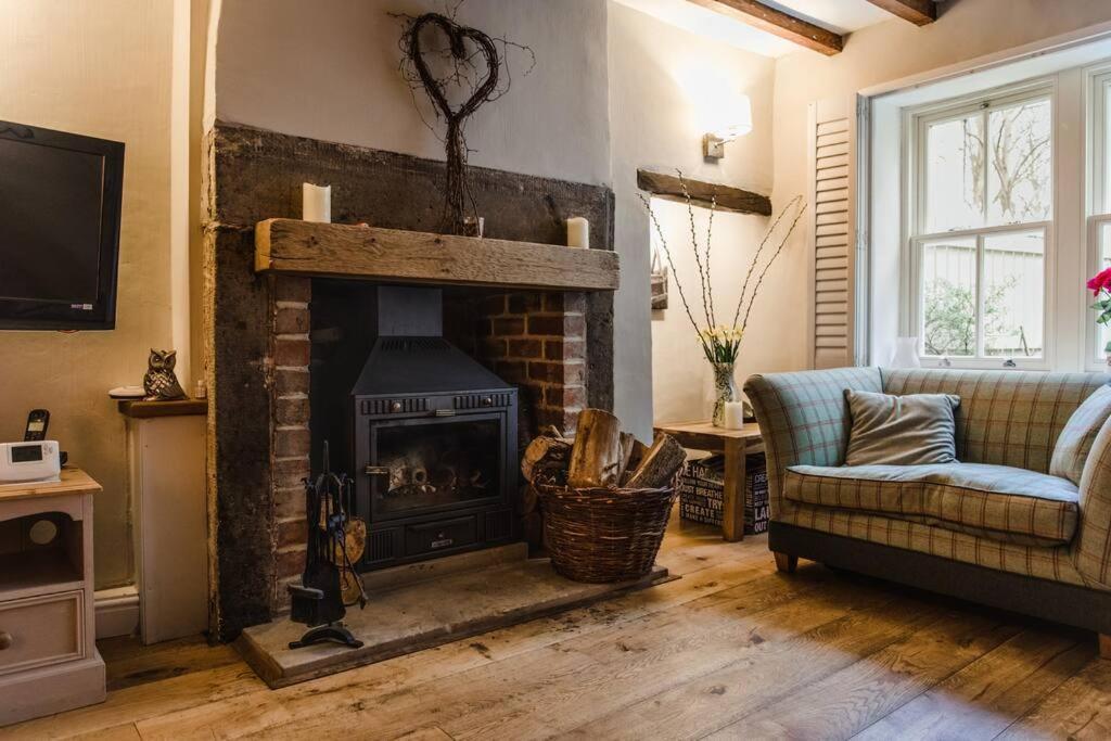1800 Period Grade 2 Listed Cottage Addingham Eksteriør billede
